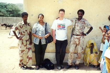 Mebrat Tzehaie, Hans van der Splinter & members of the Eritrean defence force
