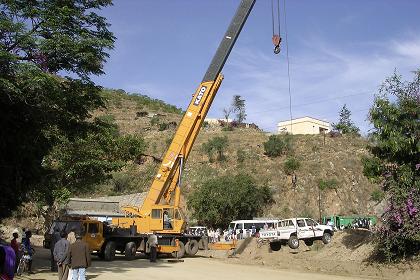 Salvage of a wrecked pickup on the road from Asmara to Ghinda.